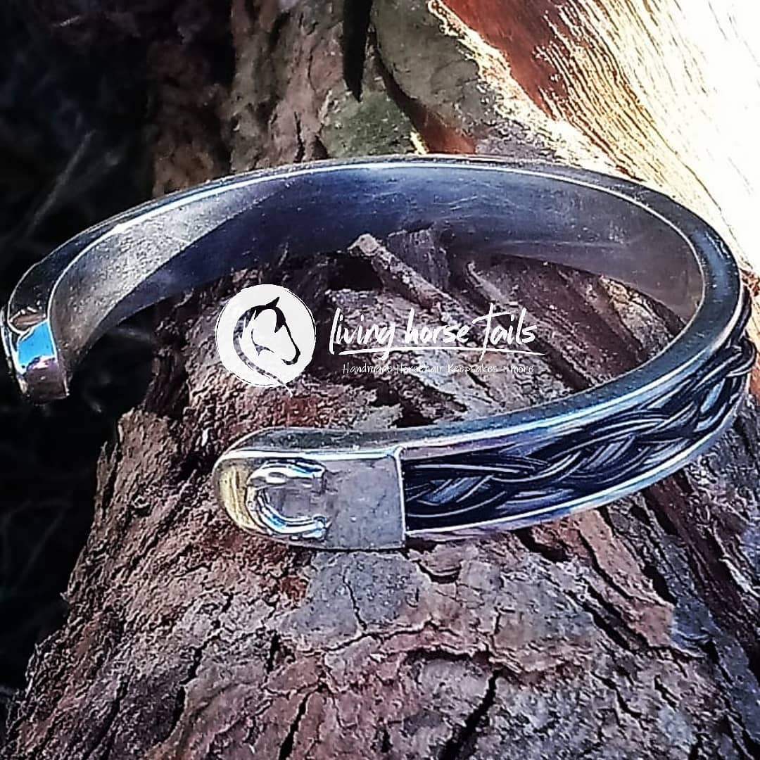 Load image into Gallery viewer, Sterling Silver Horsehair Braid Inlaid Cuff / Bangle with Horseshoe detail Living Horse Tails Handmade Jewellery Custom Horse Hair Keepsakes Australia

